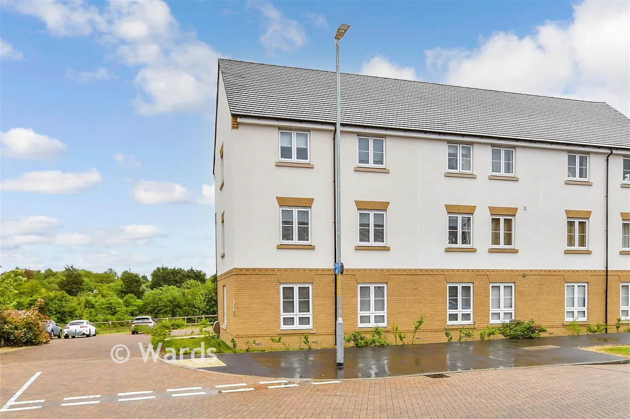 2 bed flat for sale, Cornfield Drive, Gravesend, DA11
