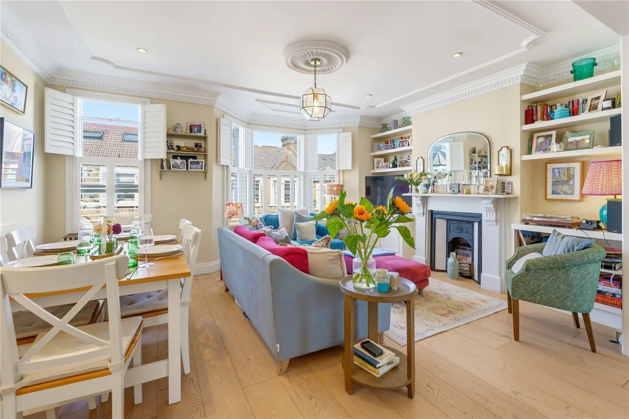 3 bed flat for sale, Marmion Road, London, SW11