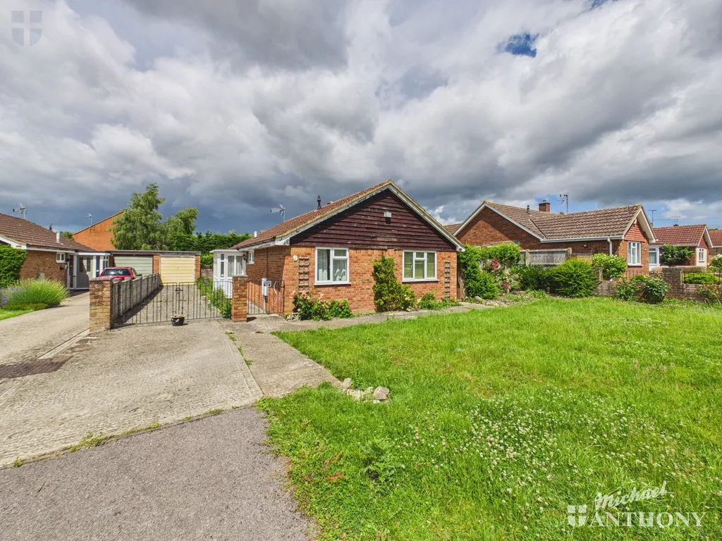 3 bed house for sale — Eleanor Gardens, Aylesbury, HP21 7LT