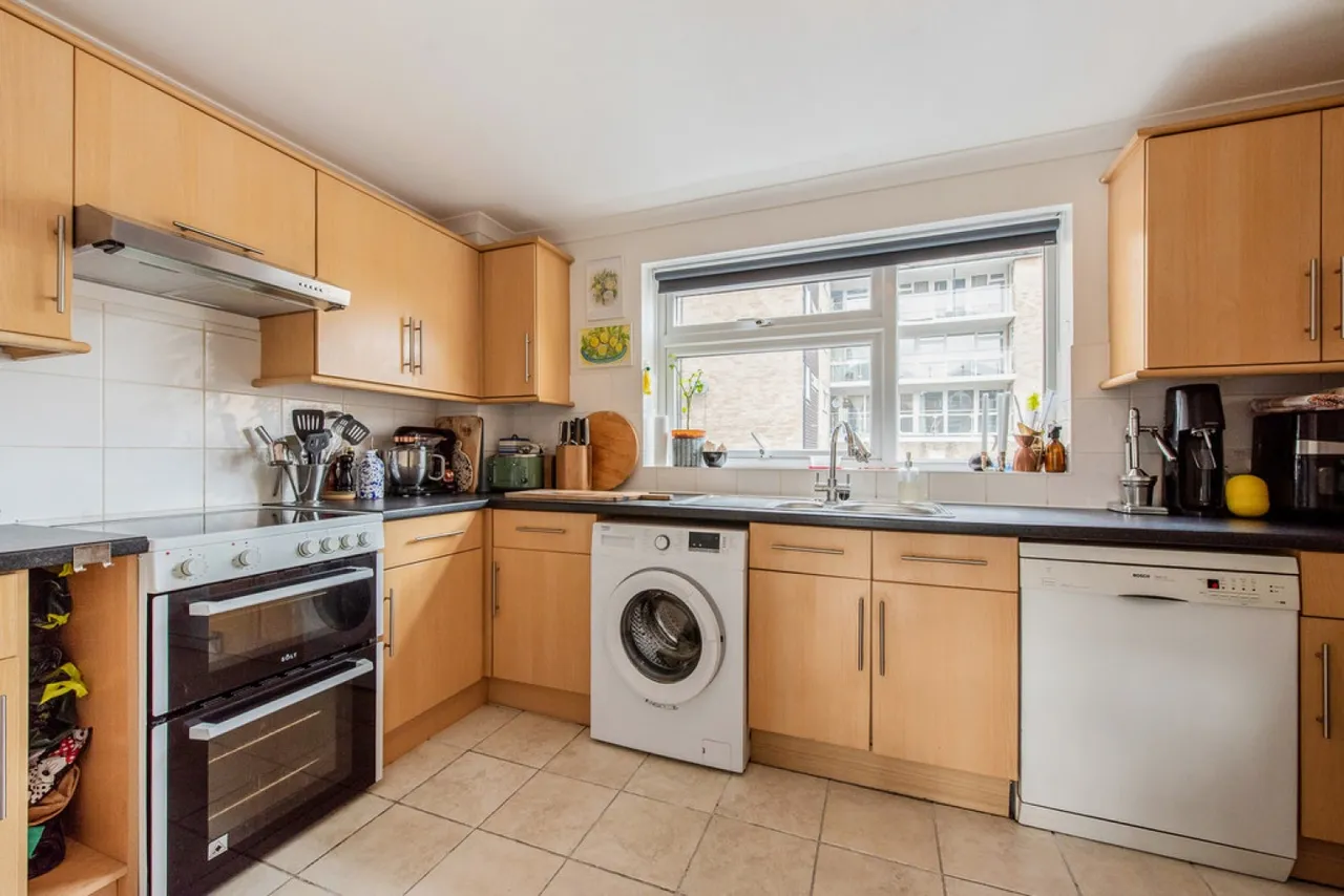 Stratford Court, Northlands Drive, photo 4