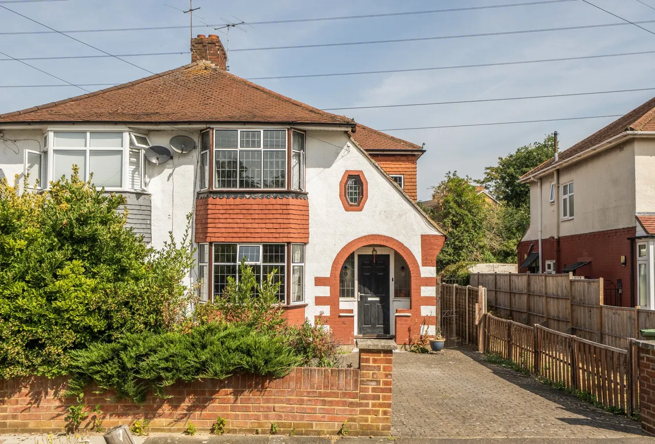 3 bed house for sale — Brockenhurst Avenue, Worcester Park, KT4 7RG