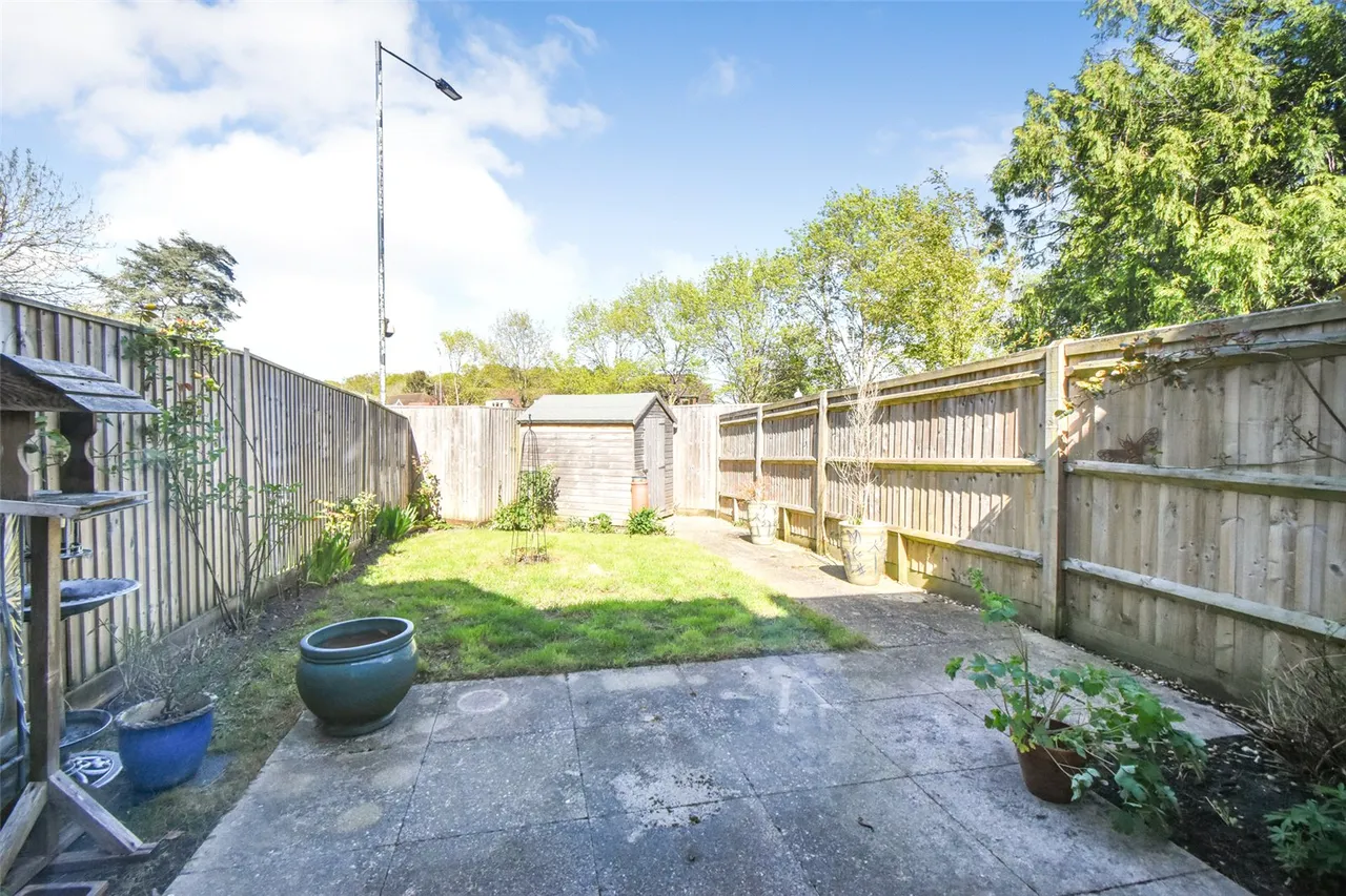 Elms Road, Hook, Hampshire, RG27 9YL, photo 3