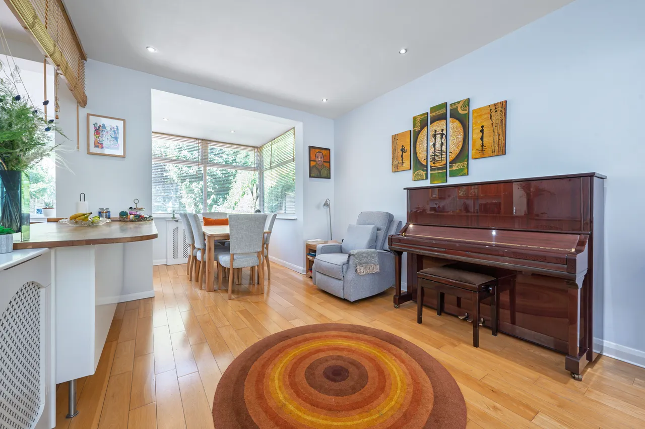 139 Sunny Gardens Road, London, photo 2