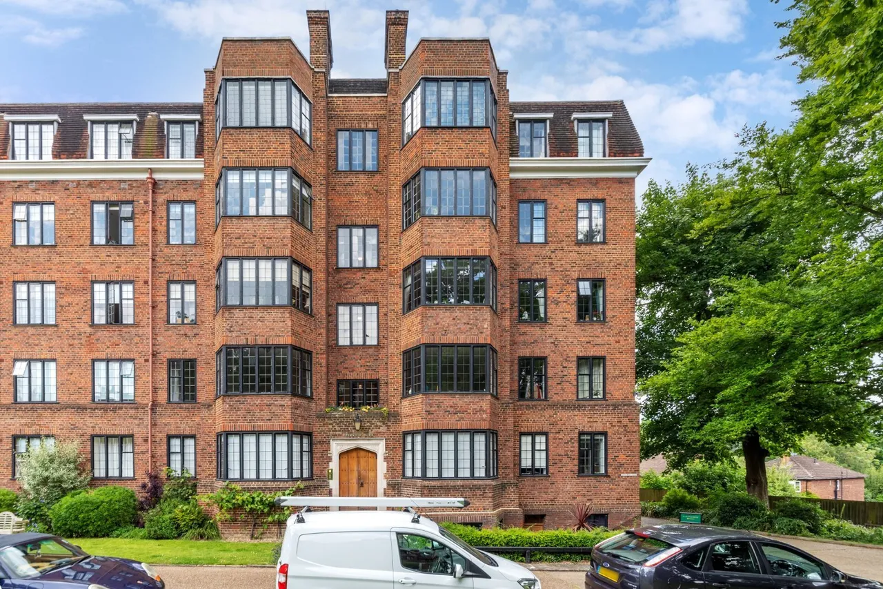 2 bed flat for sale, Glenalmond House, Manor Fields, SW15