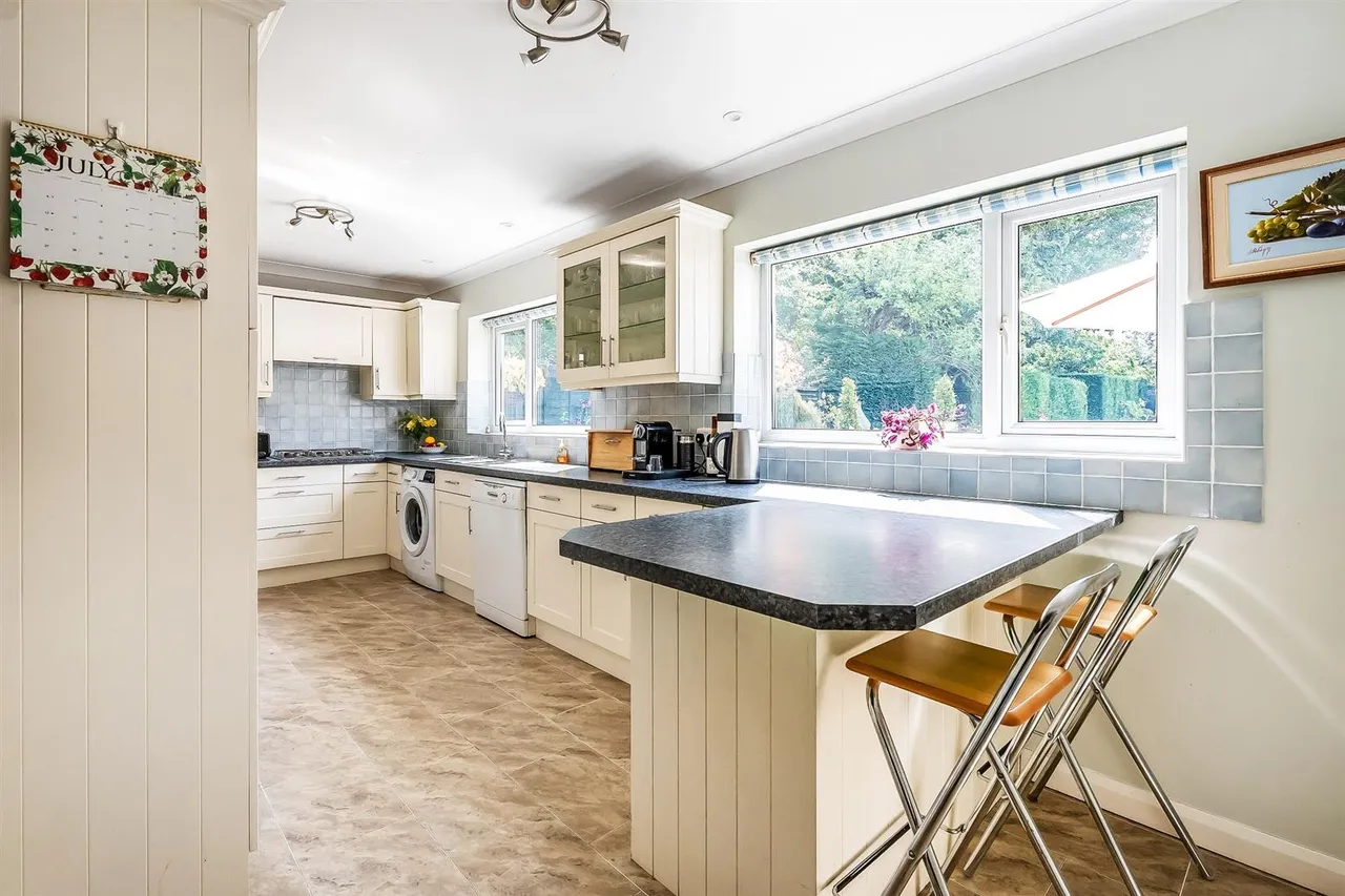 Sole Farm Road, Bookham, KT23, photo 3