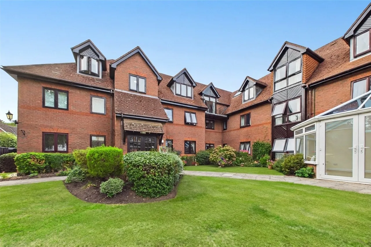 1 bed property for sale, Southwell Park Road, Camberley, GU15