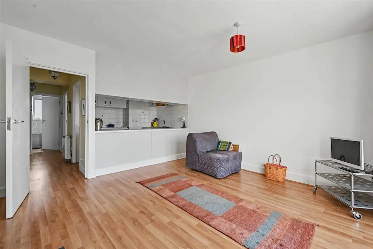 High Road, London, NW10, photo 6