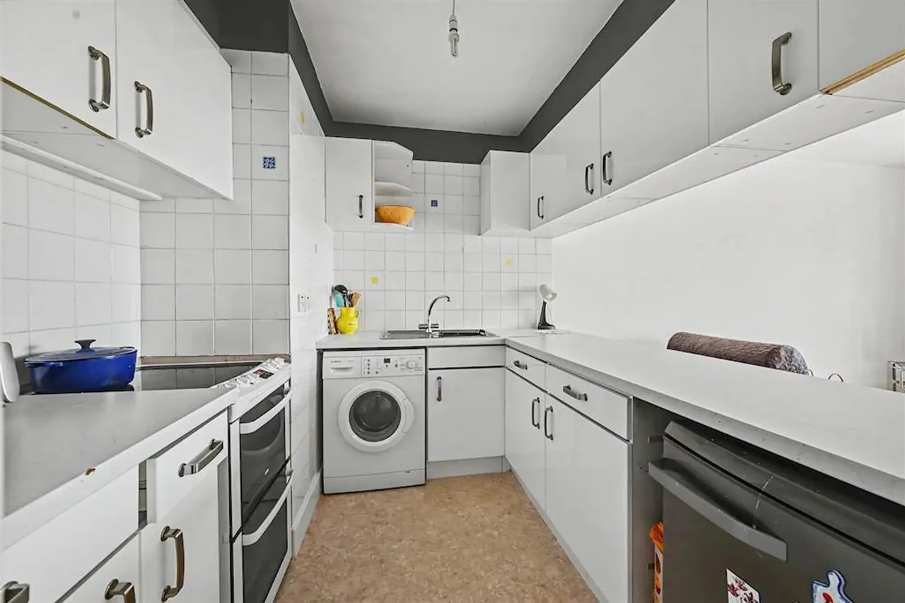 High Road, London, NW10, photo 3