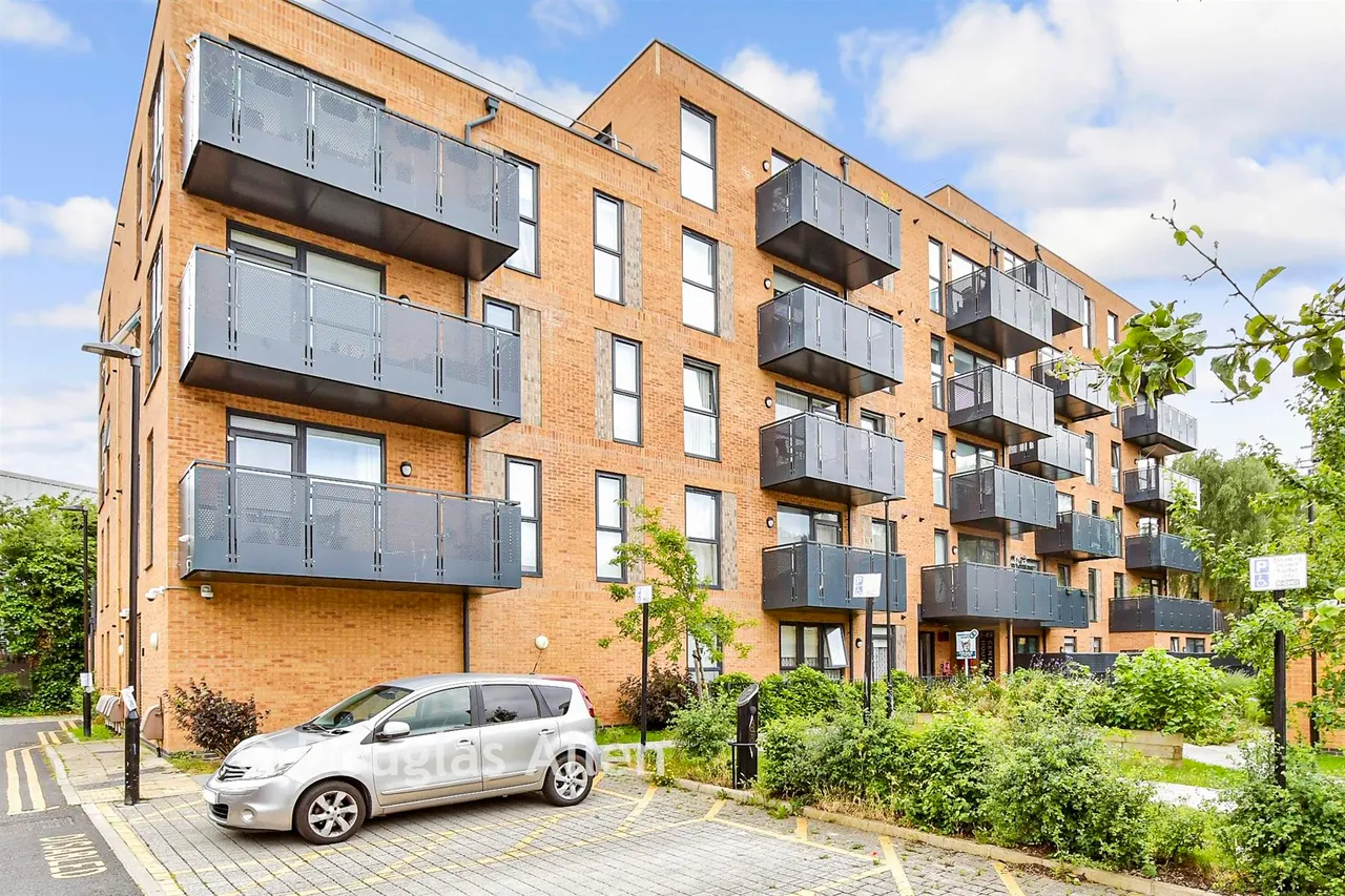 Lena Kennedy Close, Chingford, E4, photo 5