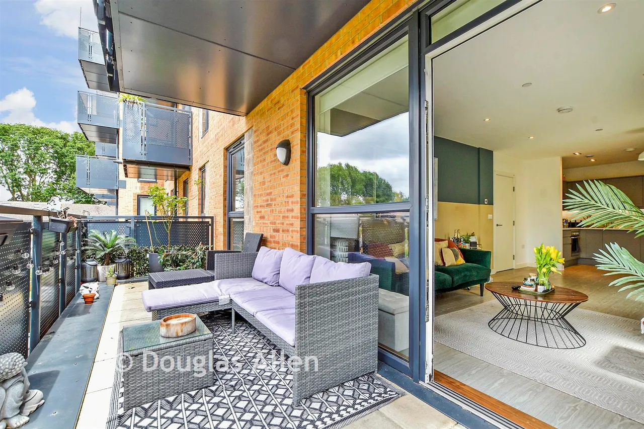 2 bed flat for sale, Lena Kennedy Close, Chingford, E4