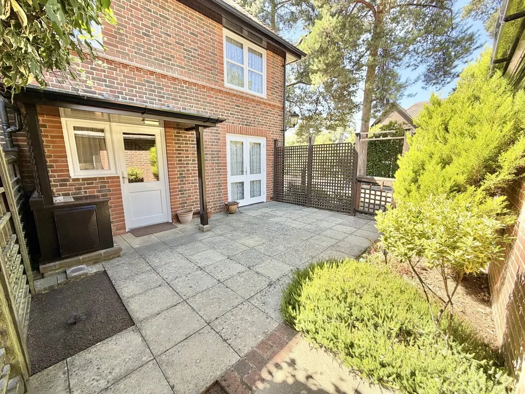 Mytchett, Camberley, photo 10
