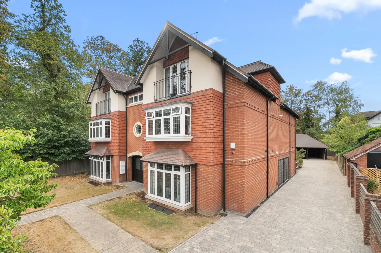 2 bed flat for sale, Parvis Road, West Byfleet, KT14