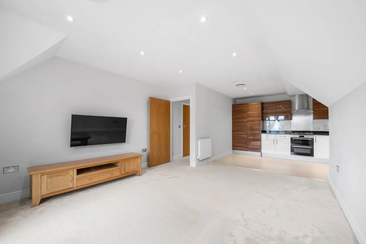 Parvis Road, West Byfleet, KT14, photo 2