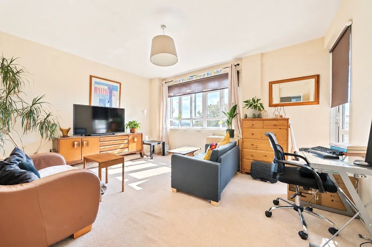 3 bed flat for sale — Albert Drive, London, SW19 6LR