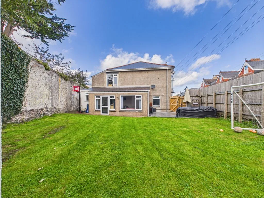 4 bed house for sale, Basset Street, Camborne, TR14
