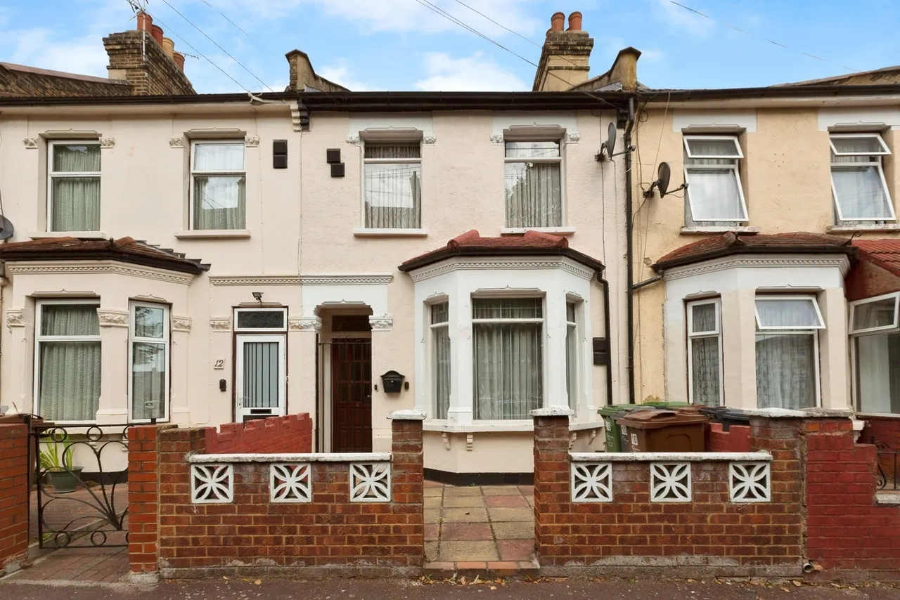 3 bed house for sale — Cranborne Road, Barking, IG11