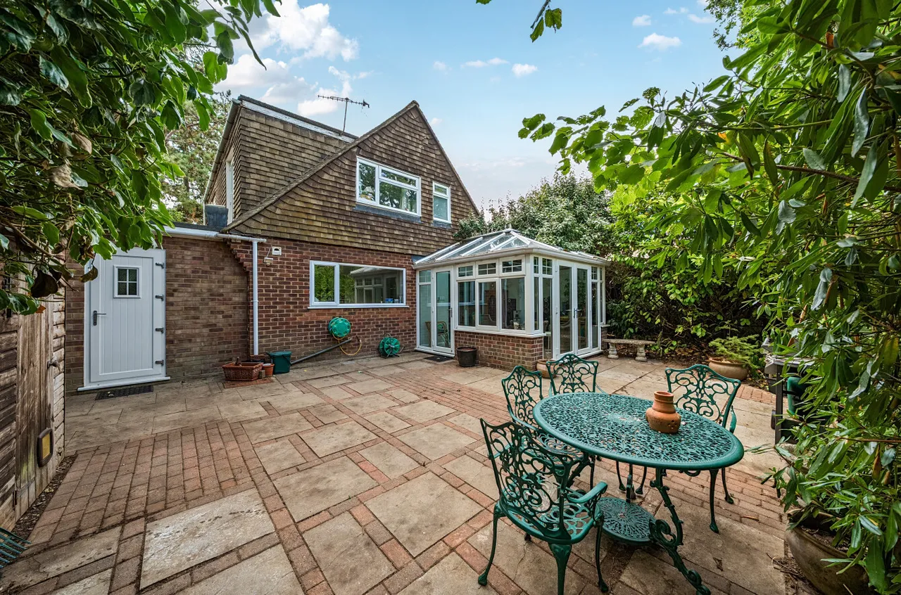 3 bed house for sale, Barrens Close, Woking, GU22