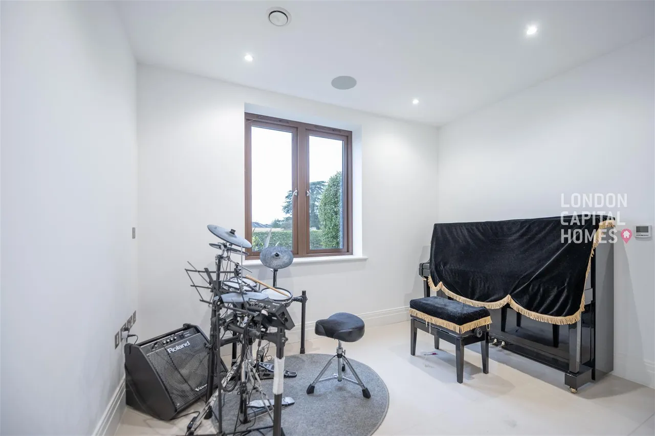 Duchess Crescent, Stanmore, photo 30