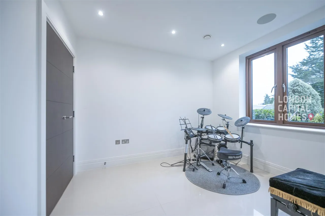 Duchess Crescent, Stanmore, photo 31