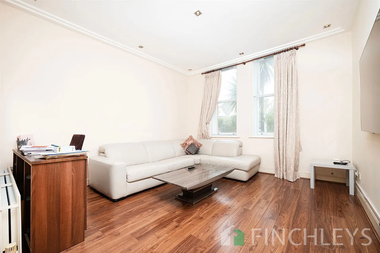 Finchley Road, London, NW3, photo 2