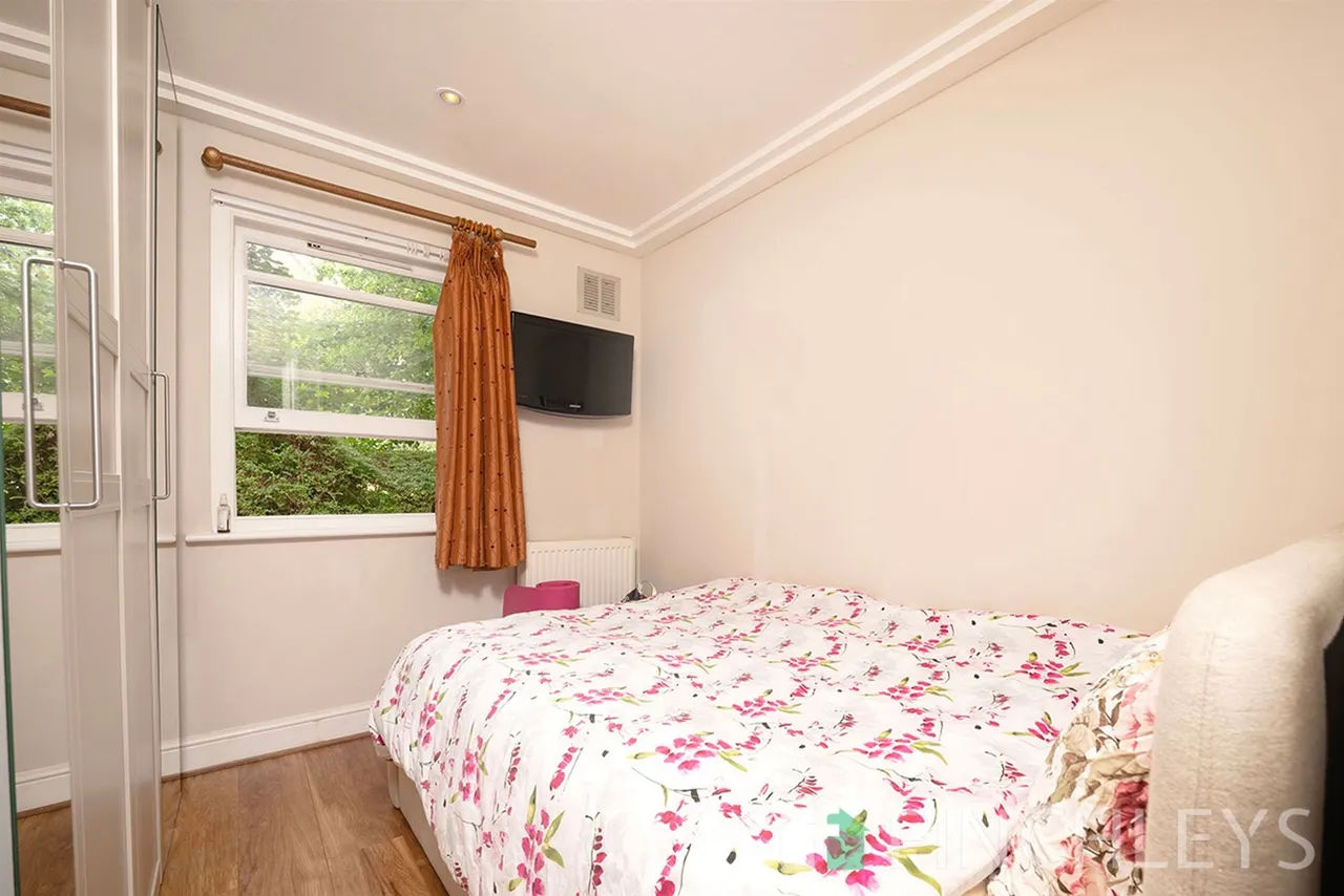 Finchley Road, London, NW3, photo 9