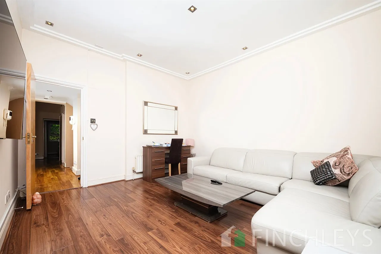 Finchley Road, London, NW3, photo 6