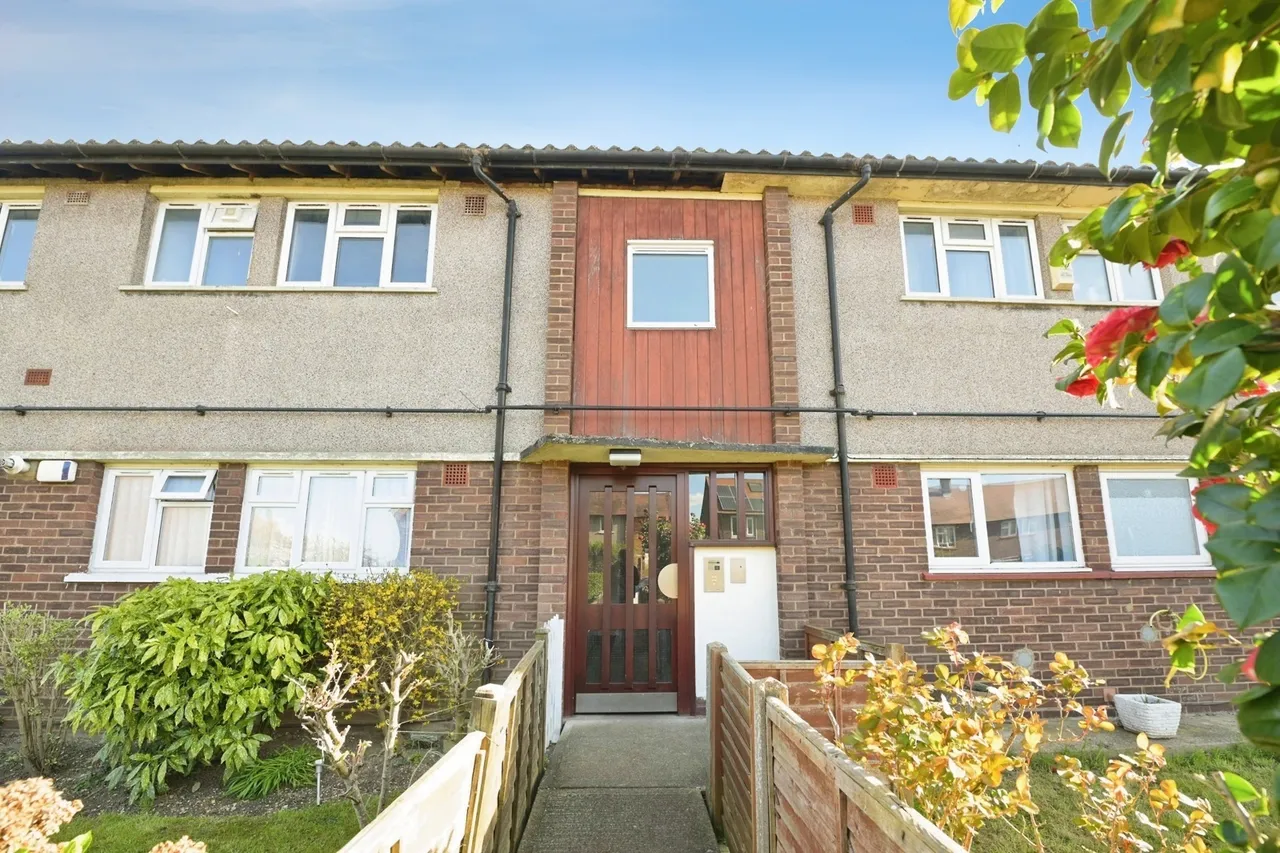 2 bed flat for sale — Kingston Hill Avenue, Romford, RM6