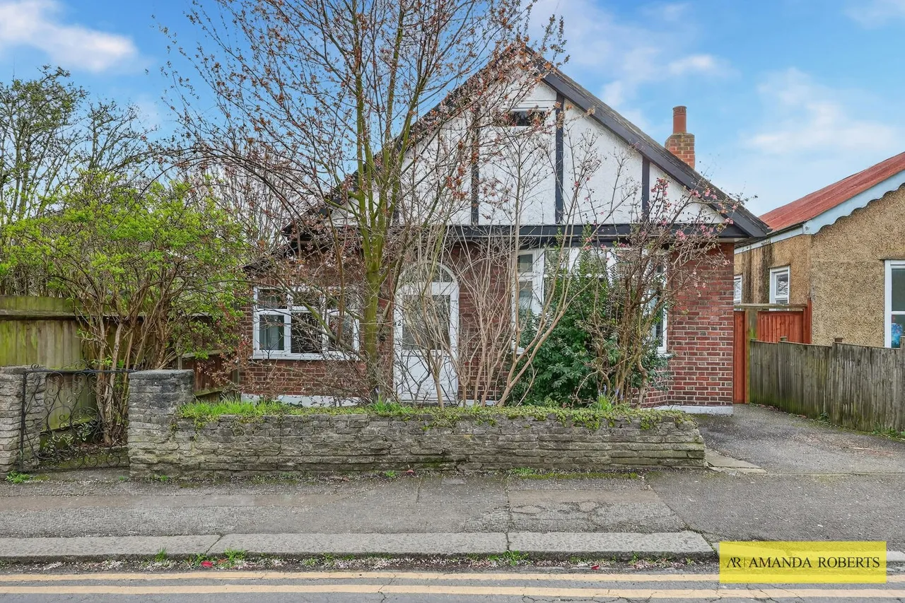 3 bed house for sale — Church Avenue, Chingford