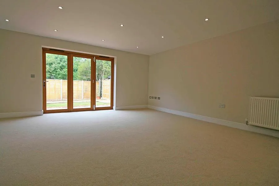 Woodham Lane, New Haw, KT15, photo 2