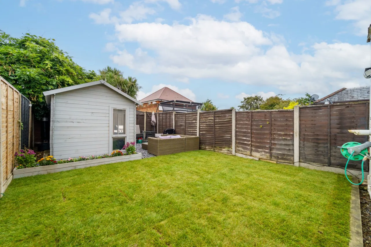 Feltham Hill Road, Ashford, photo 2