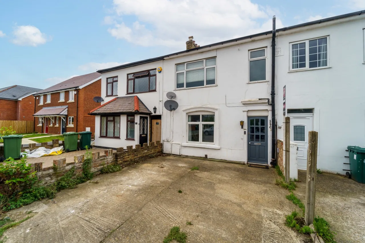 2 bed flat for sale, Feltham Hill Road, Ashford