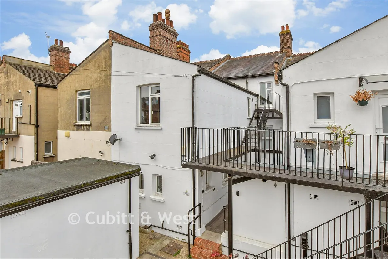 2 bed flat for sale, Woodcote Mews, Wallington, SM6