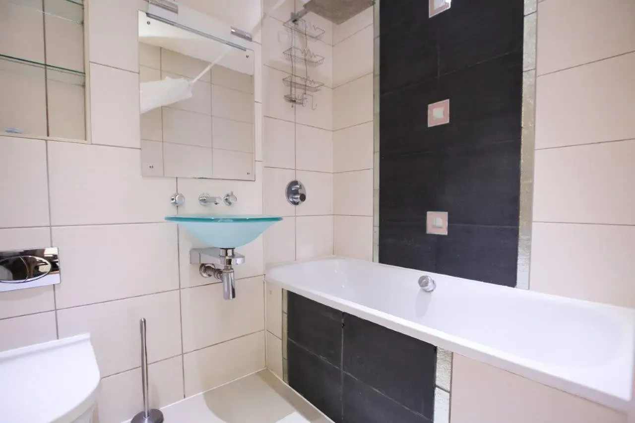 Commercial Road, E14, photo 2