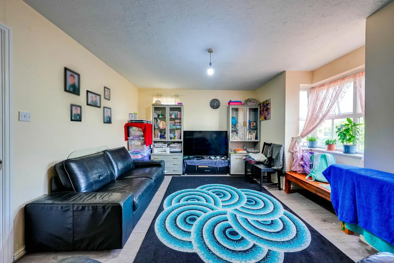 2 bed flat for sale, Hyacinth Close, Ilford, IG1