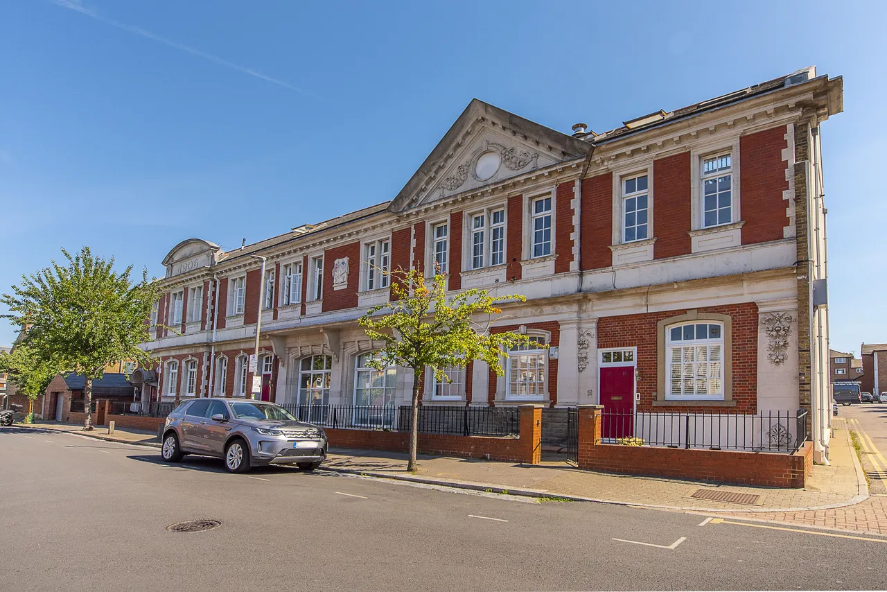 2 bed flat for sale — Burmester Road, London, SW17