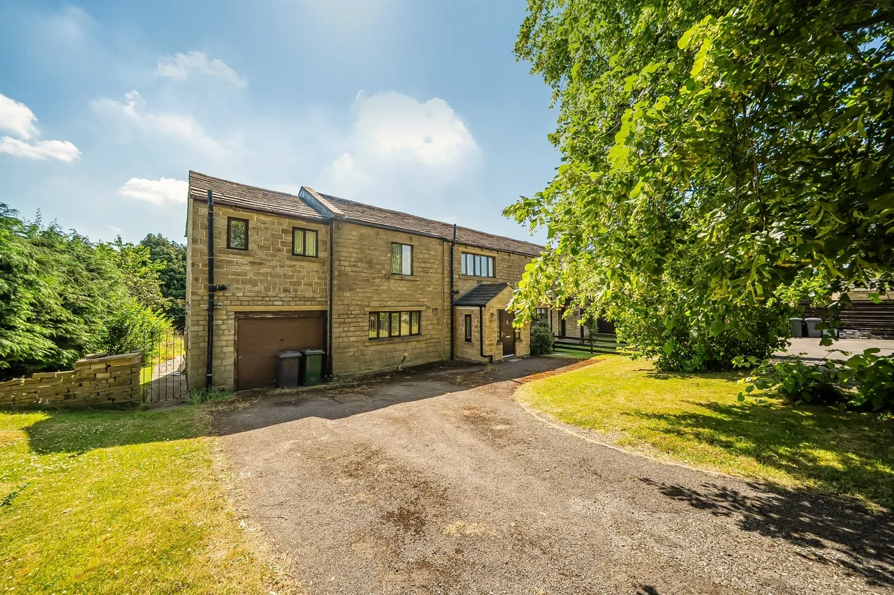 4 bed house for sale — Park Drive, Shelley, Huddersfield