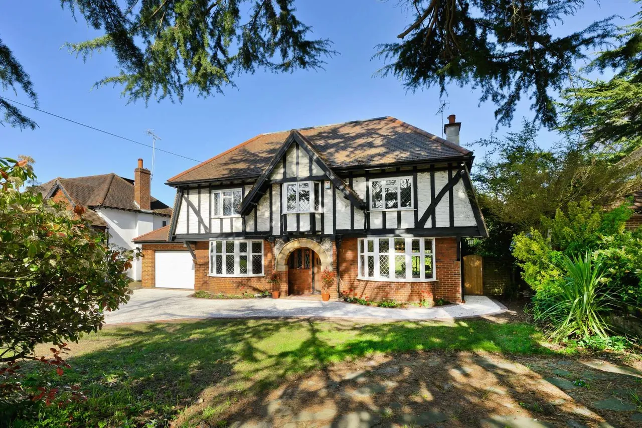 5 bed house for sale — The Green, Ewell, Epsom, Surrey, KT17 3JN