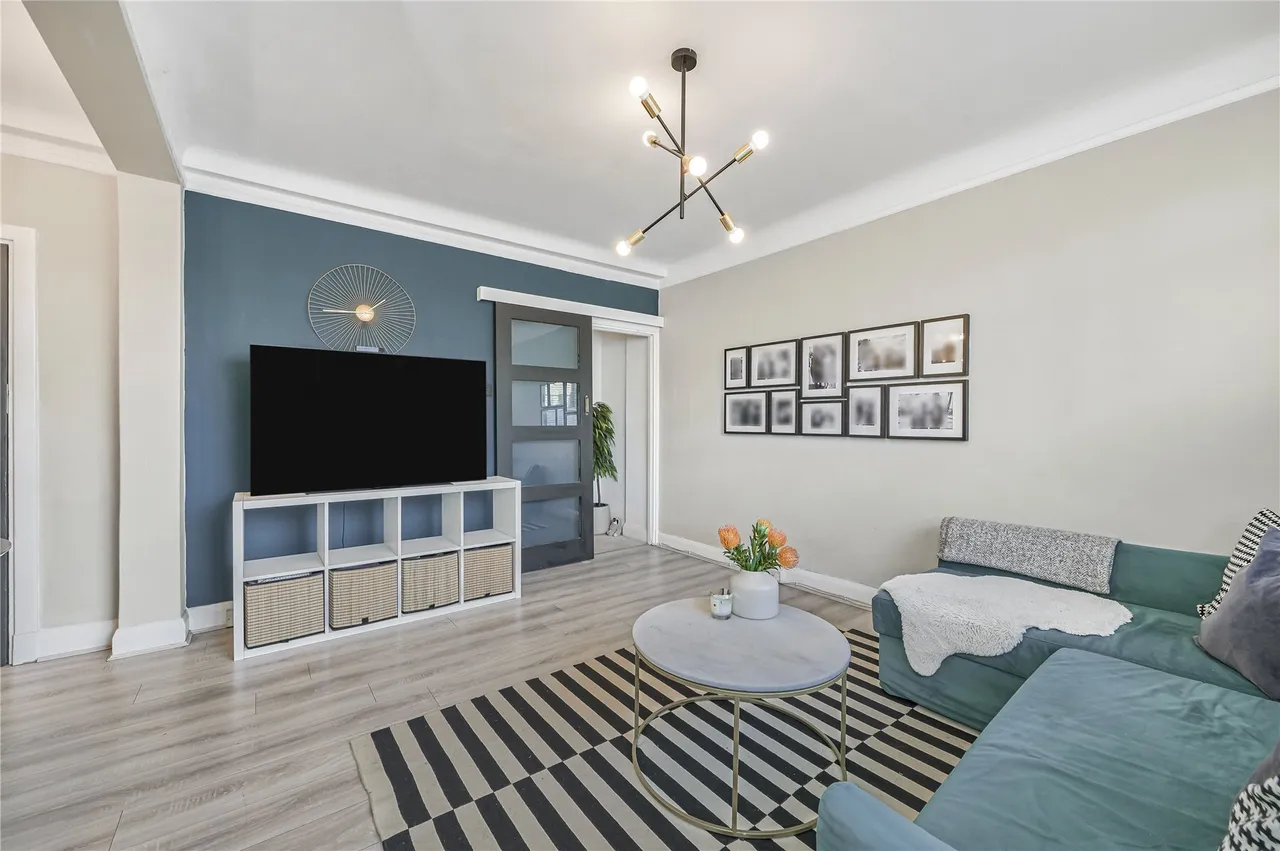 Balham High Road, London, SW17, photo 13
