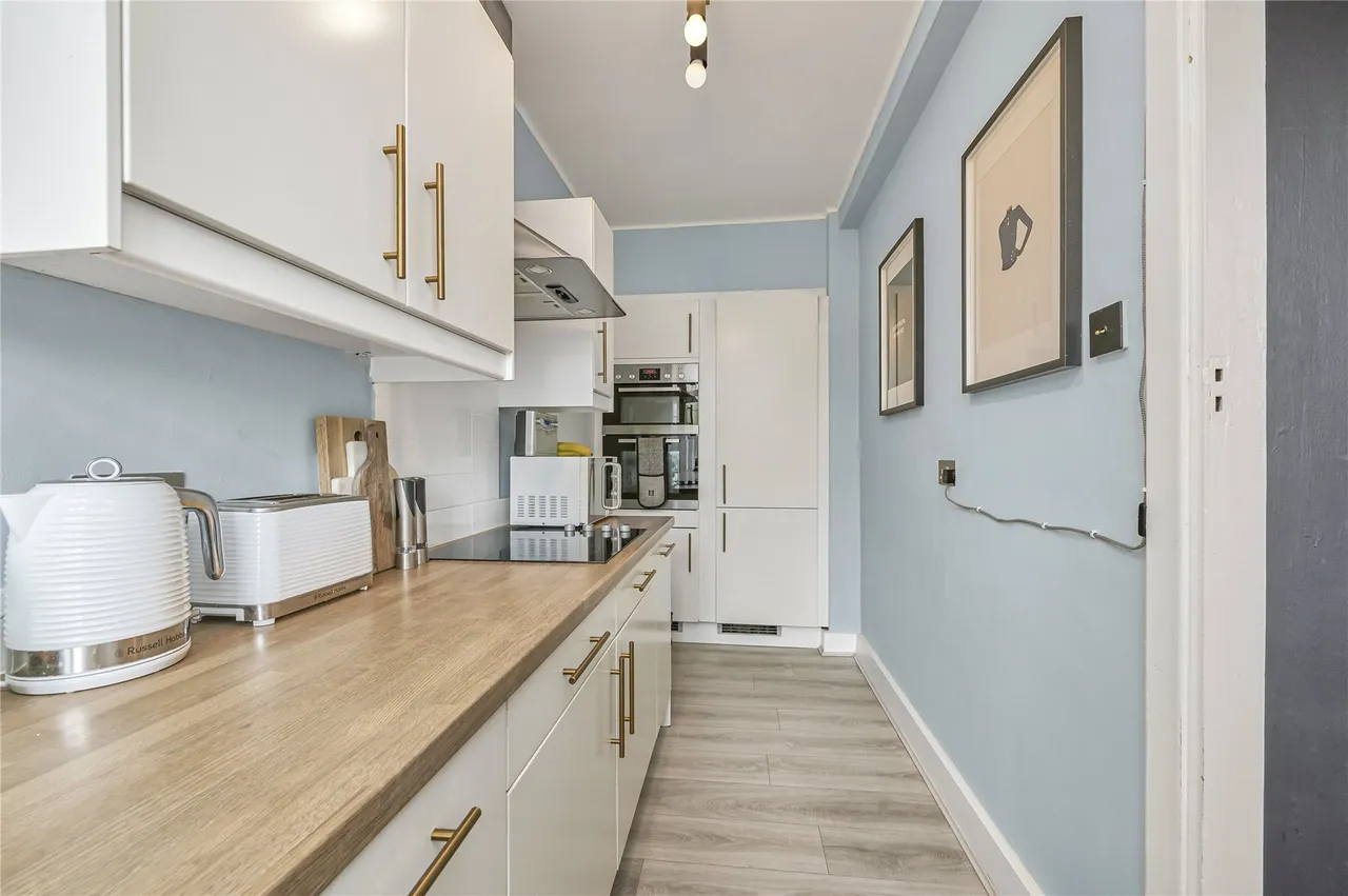 Balham High Road, London, SW17, photo 12