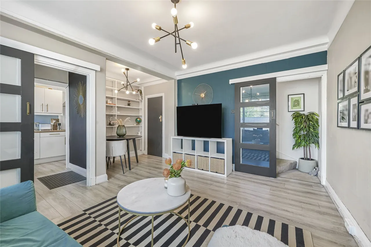 2 bed flat for sale — Balham High Road, London, SW17