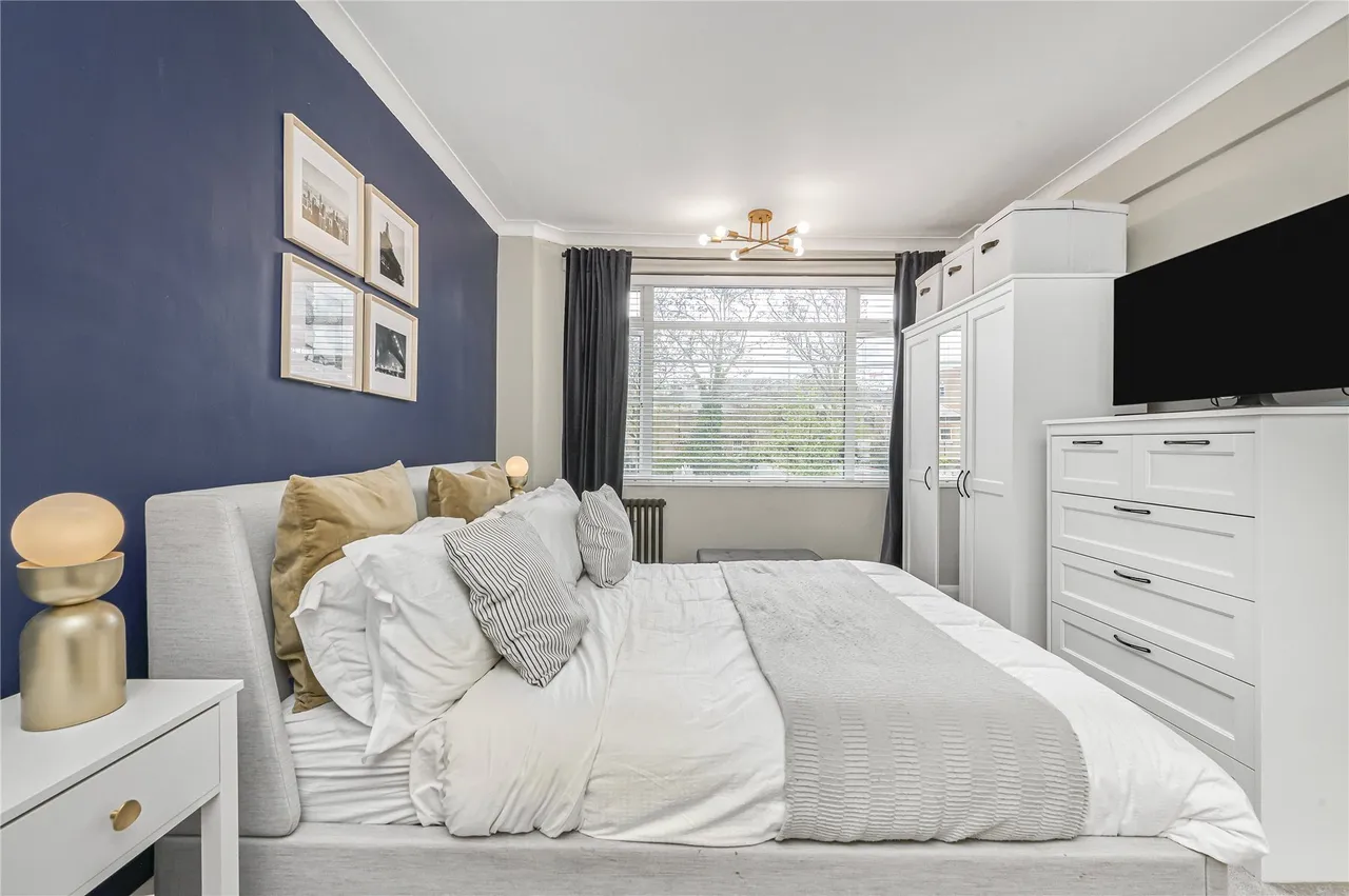 Balham High Road, London, SW17, photo 6