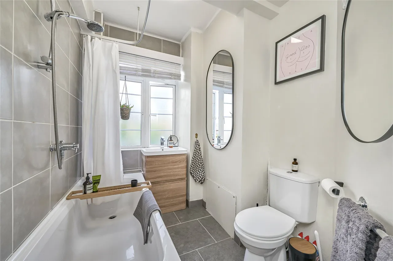 Balham High Road, London, SW17, photo 8
