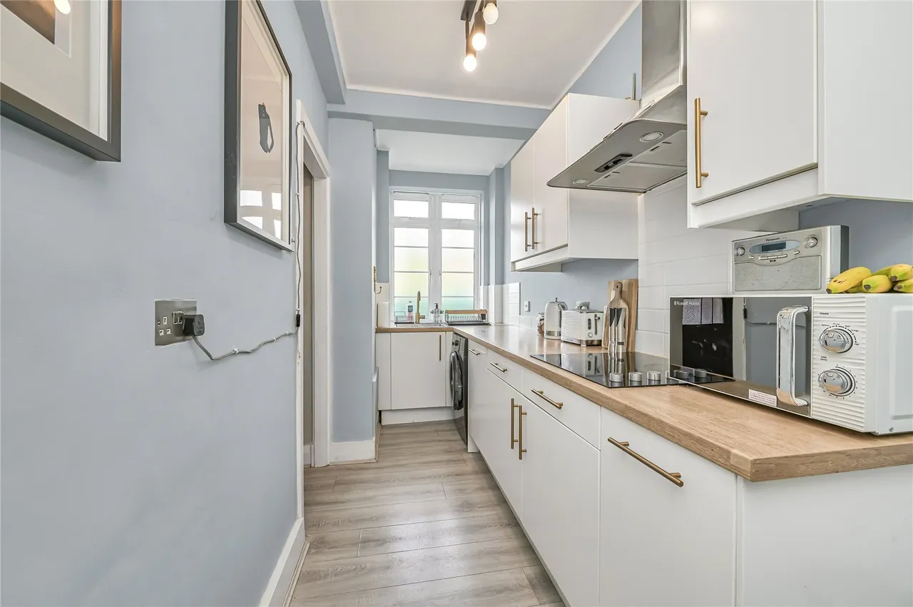 Balham High Road, London, SW17, photo 11
