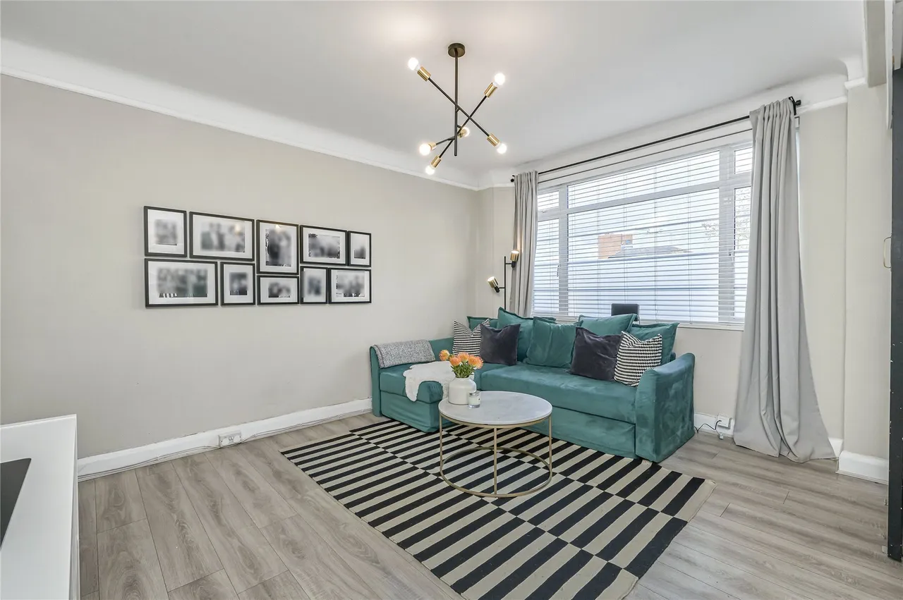 Balham High Road, London, SW17, photo 5