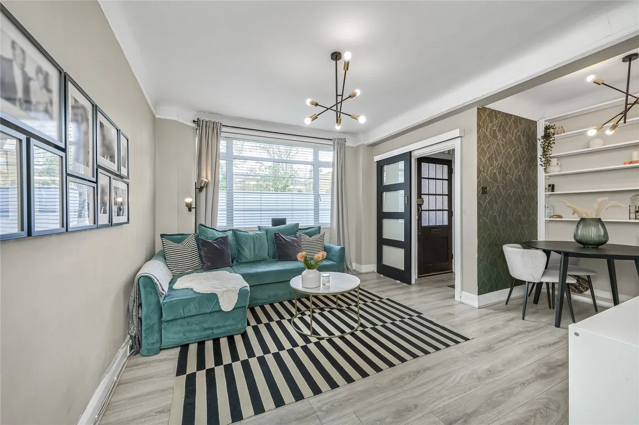 Balham High Road, London, SW17, photo 14
