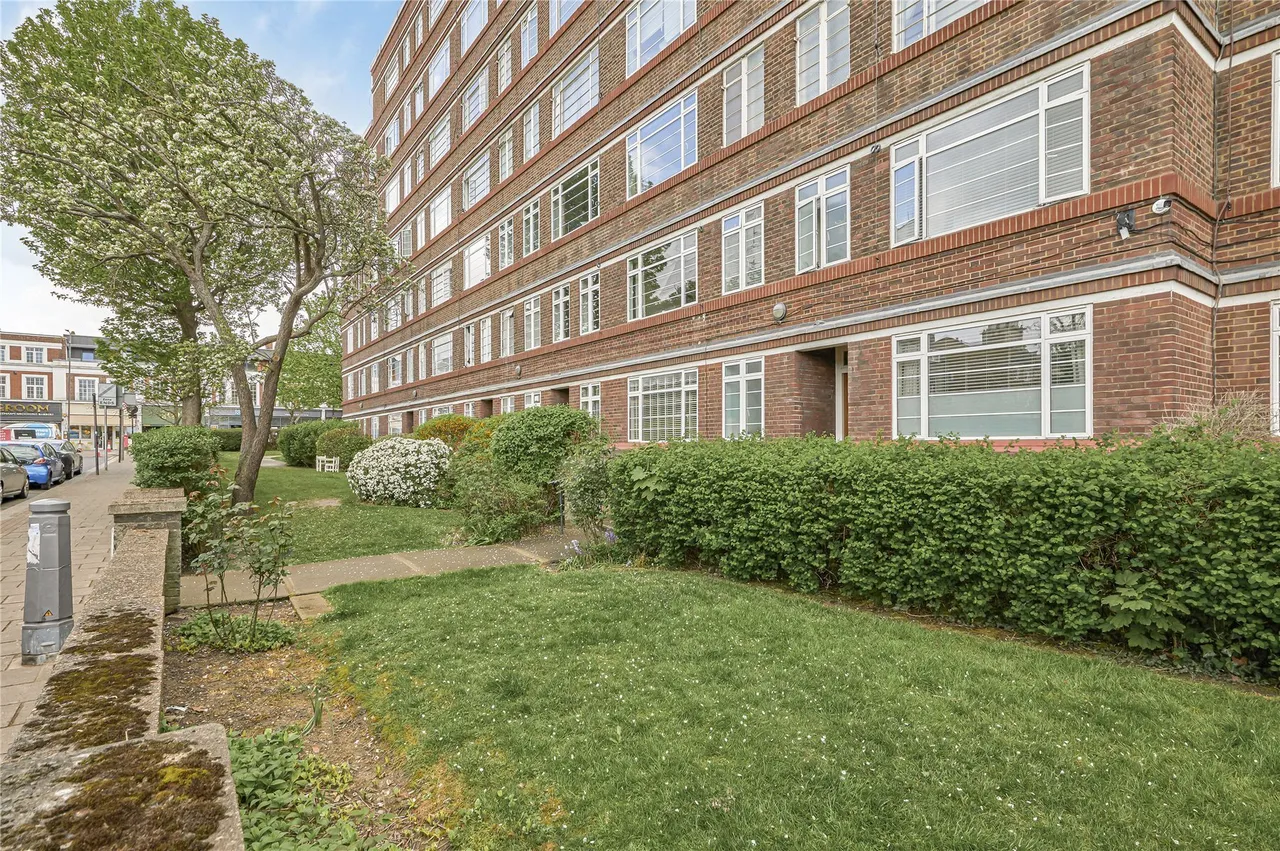 Balham High Road, London, SW17, photo 9