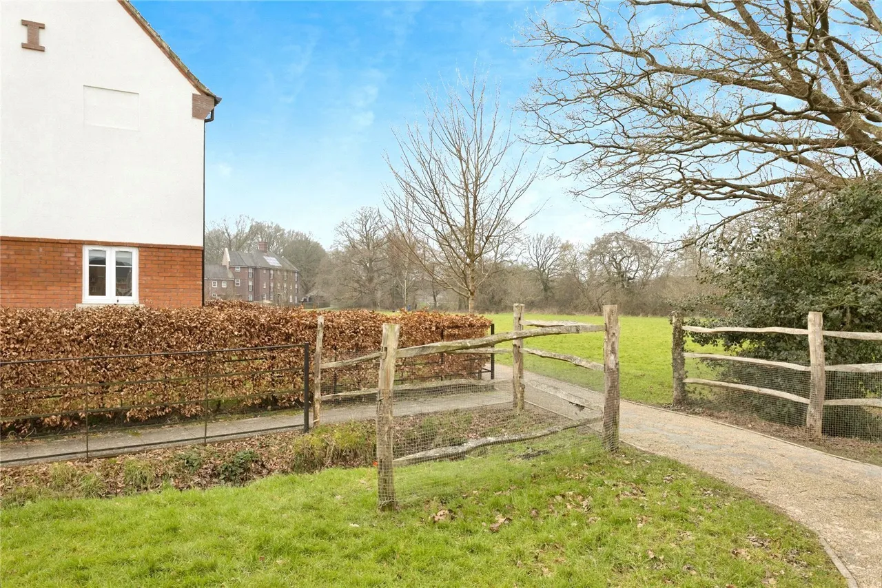 Riverside Walk, Crawley, RH10, photo 6