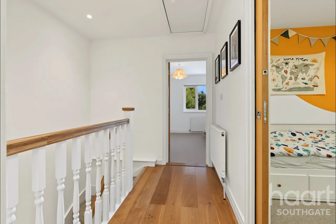 Village Road, Enfield, EN1, photo 19