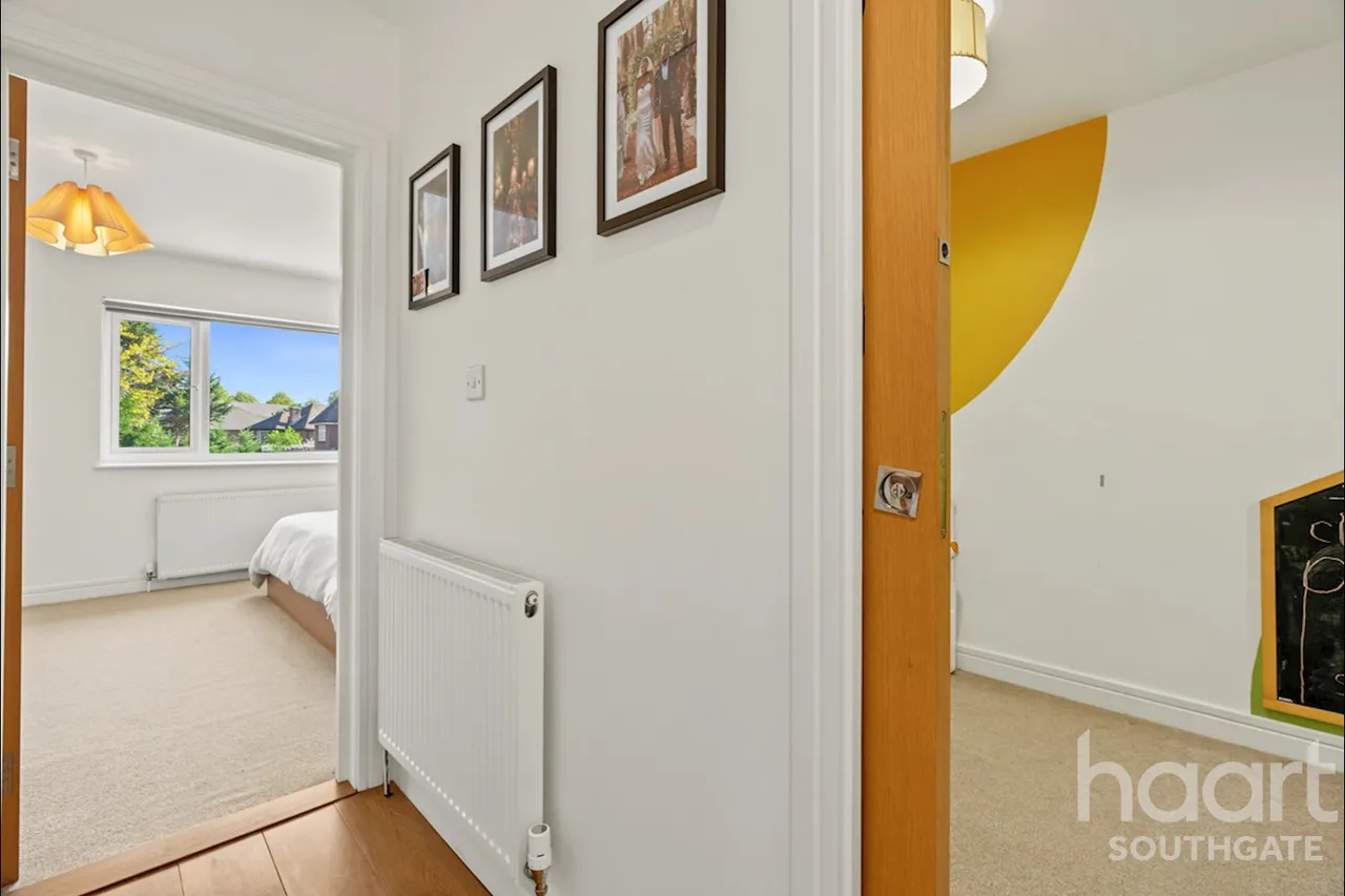 Village Road, Enfield, EN1, photo 22