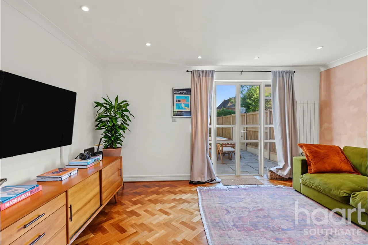Village Road, Enfield, EN1, photo 37